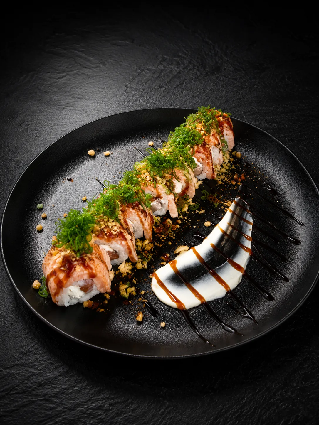 Composición gastronómica de sushi sobre cerámica oscura, imagen de referencia